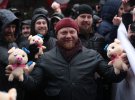 "Національний Корпус" закидав Адміністрацію президента іграшковими свинями