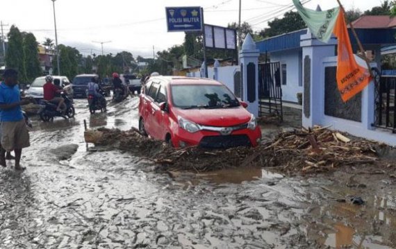 В Индонезии от внезапного наводнения погибли 50 человек