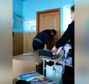 На Одещині школяр жорстоко побив однолітка. Фото: скріншот