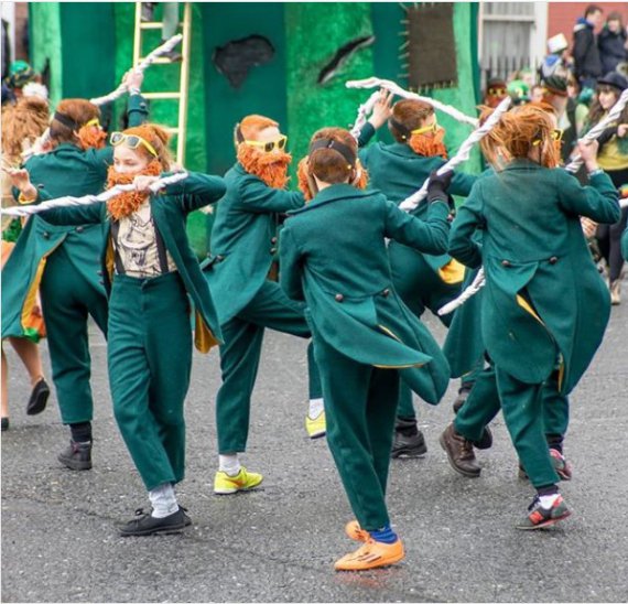 Сегодня во многих странах мира отмечают День святого Патрика. Читается международным днем Ирландии. В этот день принято петь, танцевать, веселиться и пить много пива