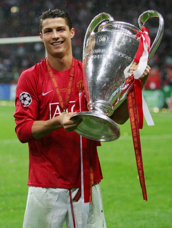 Свою первую из пяти ЛЧ Роналду выиграл в составе "Манчестер Юнайтед".