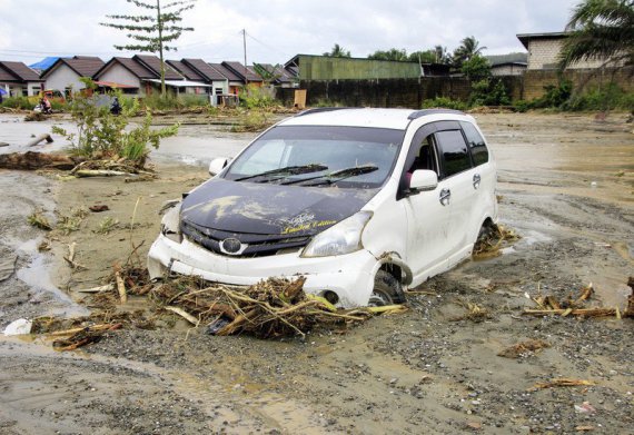 В Индонезии из-за паводка погибли по меньшей мере 58 человек. Фото: EPA\UPG