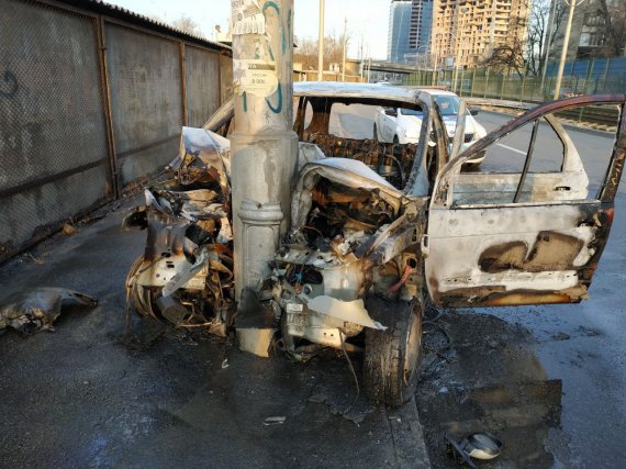 У Києві автомобіль влетів в електроопору, після чого загорівся