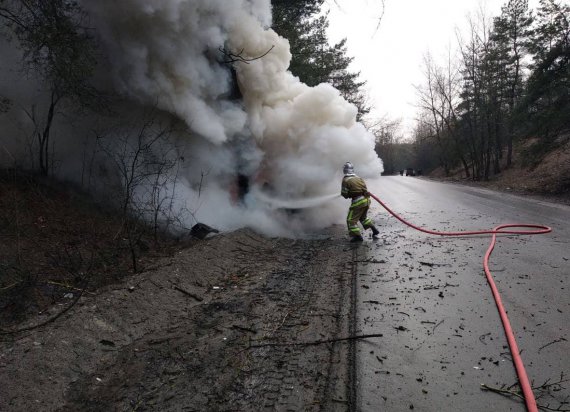 У Зінківському районі чоловік врізався у дерево