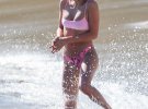 22-летняя Хейли Болдуин провела выходные у моря в Калифорнии