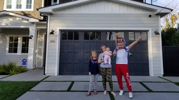 Сейчас семья живет в Лос-Анджелесе, арендуют дом за 20 тысяч долларов в месяц, воспитывают уже четырех детей