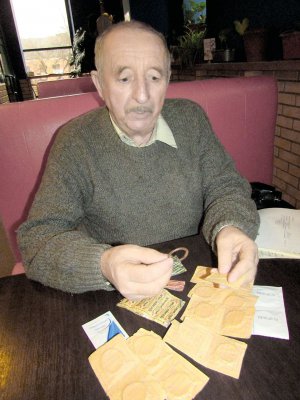 Роман Островський викладав народознавство, етику і психологію сімейного життя у школі міста Копичинці на Тернопільщині. Школярам демонстрував презервативи та засоби контрацепції зі своєї колекції