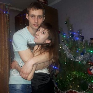 Дмитро Ситніков обіймає цивільну дружину Ольгу Хижнякову. Планують побратися, коли жінці зроблять операцію на хребті