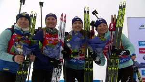 Зліва направо: Віта Семеренко, Анастасія Меркушина, Юлія Джима та Валентина Семеренко святкують третє місце в естафетній гонці на чемпіонаті світу з біатлону