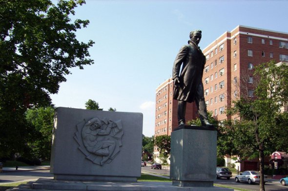 Скульптура расположена в Вашингтоне в районе площади Дюпон-Серкл