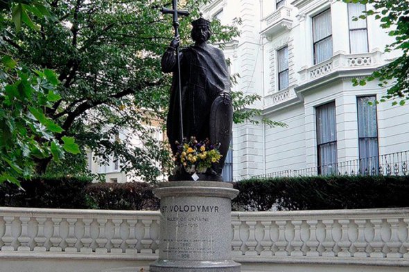 Памятник находится в Лондоне возле станции метро «Голанд Парк»