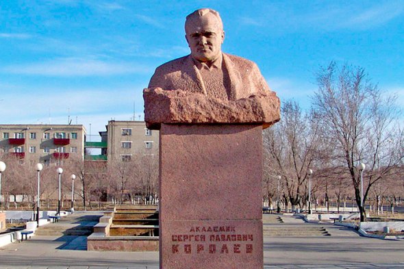 Памятник-бюст Сергею Павловичу украшает одну из площадей Байконура в Казахстане.