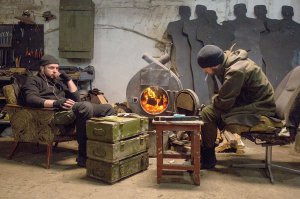 Андрій Римарук (ліворуч) та Василь Антоняк у фільмі ”Атлантида” грають військових, які повернулися на рідний Донбас після звільнення від окупантів. Спілкуються у гаражі після стрільб