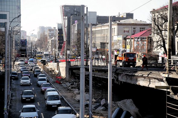 Сотні автомобілів стоять у заторі біля Шулявського мосту в Києві 18 березня. Шляхопровід закрили на капітальний ремонт напередодні. Триватиме до півтора року. Водіям столична влада радить користуватися об’їзними дорогами. Але більшість із них не розраховані на велику кількість машин