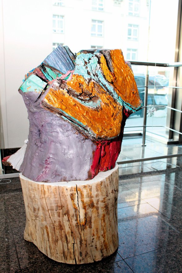 Скульптуру ”Безіменний пеньок” художник Андрій Ревенко створив зі шматка дерева, знайденого на вулиці