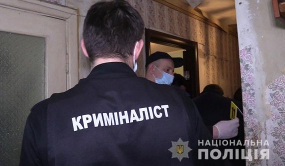 В Киеве убили 22-летнего мужчины. Тело мужчины с многочисленными проникающими ножевыми ранениями и распоротым животом обнаружили в ванной комнате