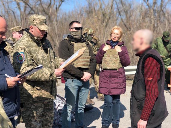 Передача 60 заключенных от боевиков ЛНР украинским правоохранителям