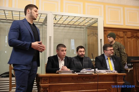 Вишинський сидить поруч з адвокатами у залі суду