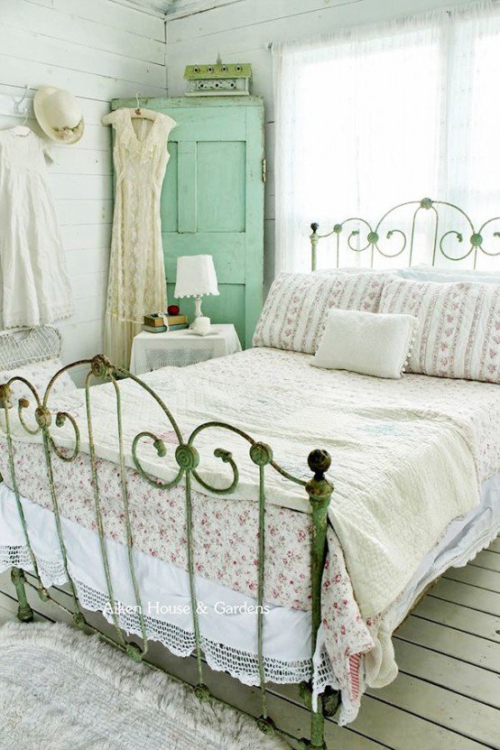 Винтажный стиль создает в спальне атмосферу старины, пропитанной спокойствием и уютом.