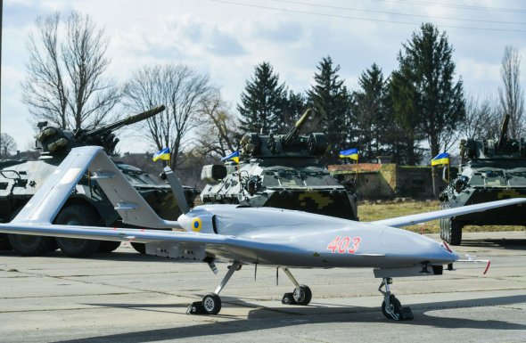 Беспилотный летательный аппарат "Bayraktar ТВ2». его длина - 6,5 м, размер крыльев - 12 м. Боевой радиус действия - до 150 км
