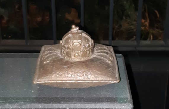 У консульства установили памятник венгерской короне