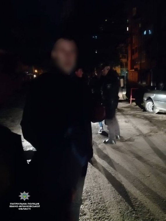 Нетверезого чоловіка з рушницею  в руках затримали в Івано-Франківську патрульні поліцейські
