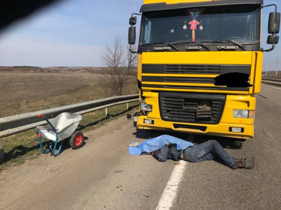 На Одещині працівників дорожньої служби збила вантажівка DAF