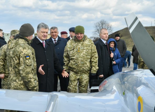 Під час візиту до Хмельницької області Петро Порошенко передав українським військовим більше 420 одиниць озброєння