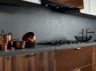 Кухня с бетонной стеной — идеальный выбор для людей, стремящихся выйти за пределы тривиального.