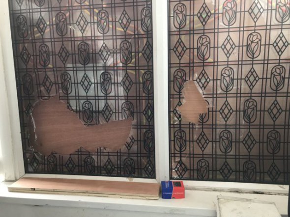 У британському  Бірмінгемі невідомі напали на мечеті. Фото: BBC