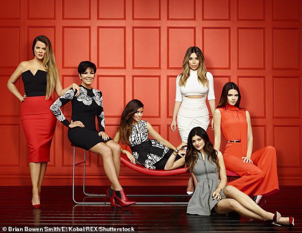 Зірки реаліті-шоу "Сімейство Кардашьян" -  39-річна Кортні, 38-річна Кім, 34-річна Хлої, 23-річна Кендалл і 21-річна Кайлі Дженнер разом з матір'ю Кріс Дженнер у 2014 році