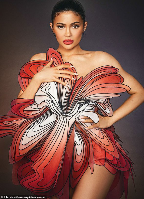 Кайлі Дженнер знялась для обкладинки глянцю Interview Germany у провокативних образах