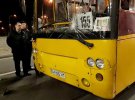 В Киеве маршрутный автобус №155 сбил трех женщин на пешеходном переходе возле станции метро Дорогожичи