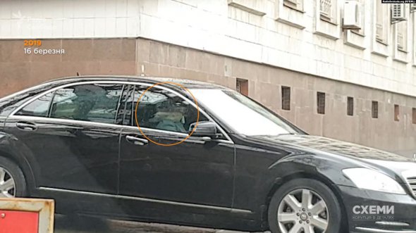 Машина с Тимошенко выезжает со двора МВД 16 марта