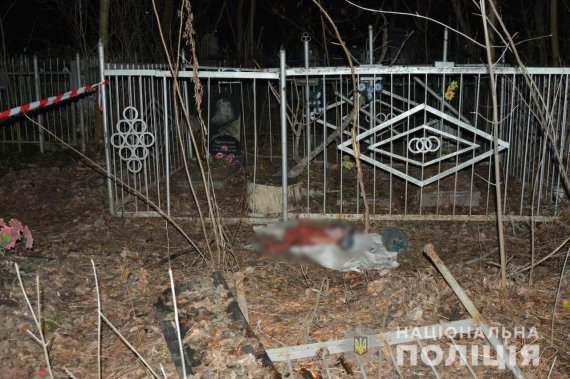 Померлого хлопчика  віком до 1 місяця  на міському кладовищі на вулиці Академіка Павлова в Харкові