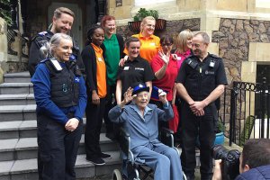 104-річну жительку Великобританії заарештували за власним бажанням