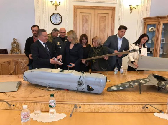 Депутатам принесли остатки сбитых на Донбассе российских беспилотников "Орлан-10" и "Элерон-3СВ"