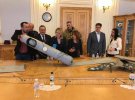 Депутатам принесли остатки сбитых на Донбассе российских беспилотников "Орлан-10" и "Элерон-3СВ"