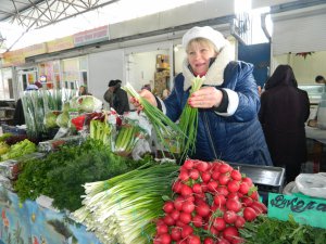 Зелень и свежие овощи: продавцы рассказали, что сейчас полезно покупать на рынке