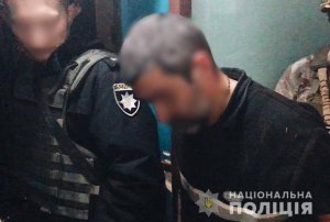 У Херсонській області затримали чоловіка, який погрожував підірвати гранату в багатоповерхівці. Фото: Нацполіція