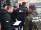  Гроші чиновник мав отримати за те, щоб не притягати  до кримінальної відповідальності за зберігання і збут наркотиків.