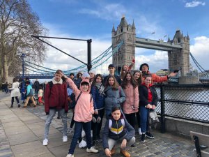 Валентина Грабовська разом з учнями стоїть біля Тауерського мосту в Лондоні