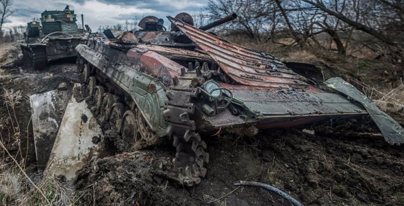 Евакуація понівеченої БМП, на якій загинув Сергій Валах. 