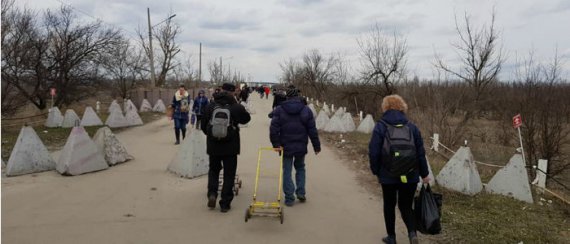 Линию разграничения в Станице Луганской ежедневно пересекают до 10 000 человек