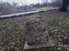 На узбіччі дороги під Полтавою можна знайти занедбані могили