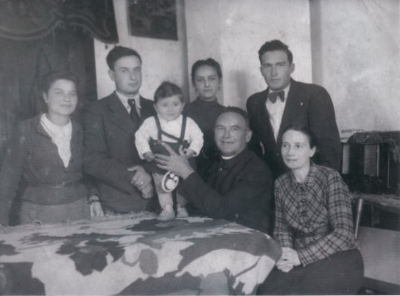 Емельян Ковч со своими детьми