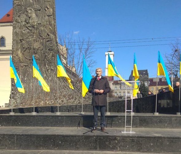 Кандидат у президенти України Руслан Кошулинський вважає, що Україна має бути заможною країною, яка дає можливість українцям розвиватися