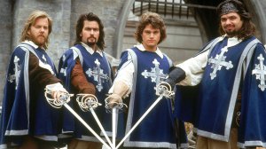У фільмі "Три мушкетери" 1993 року зіграли канадець Кіфер Сазерленд і американці Чарлі Шин, Кріс О'Доннелл та Олівер Платт (зліва направо). Нову екранізацію роману Олександра Дюма випустить стрімінговий сервіс Netflix