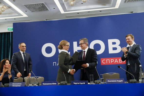 Андрей Николаенко называет логичным объединение усилий Таруты и Тимошенко, ведь у обоих лидеров общая цель – объединить страну от Востока до Запада, принести мир на Донбасс и возродить экономику