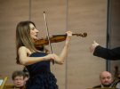 Грузинская скрипачка Натия Мдинарадзе выступает в составе Оркестра солистов Kharkiv Music Fest на концерте Viva Mozart в Харьковской филармонии